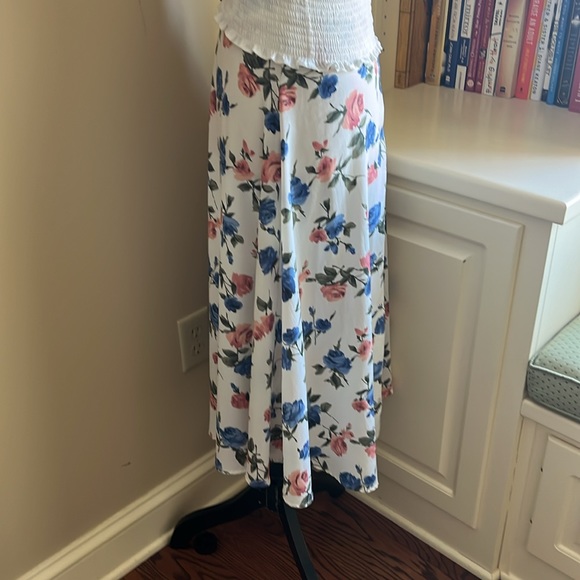Maxi Floral Skirt Size XS with side zip. Excellent condition. Worn briefly x1. - Picture 5 of 8